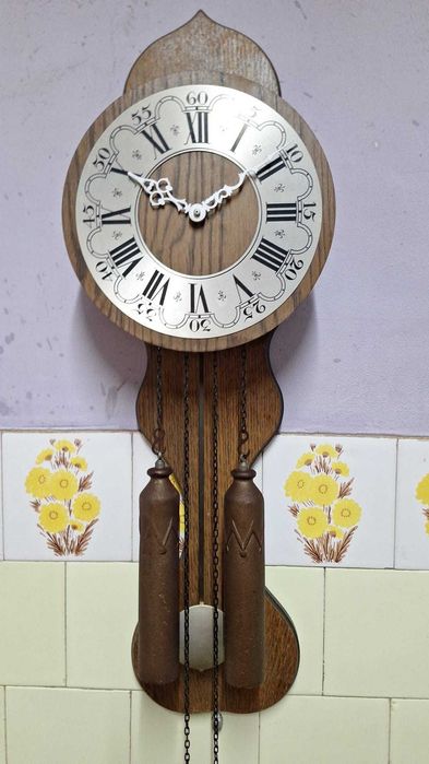 Ceas mecanic de perete cu pendul.