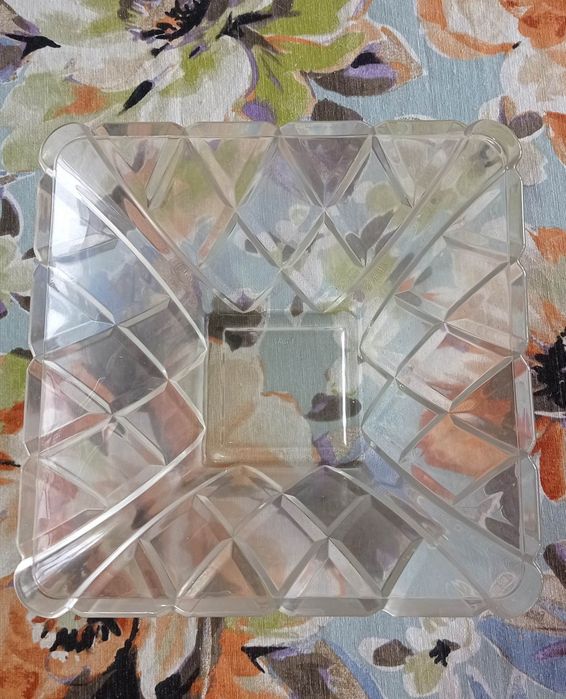 Различни видове подноси за сладки, табли, купи