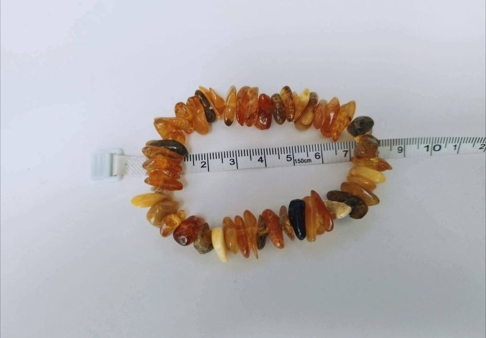 Veche bratara chips din chihlimbar natural baltic cu fragmente brute si slefuite elastica , in nuante de cognac, butterscot, brun