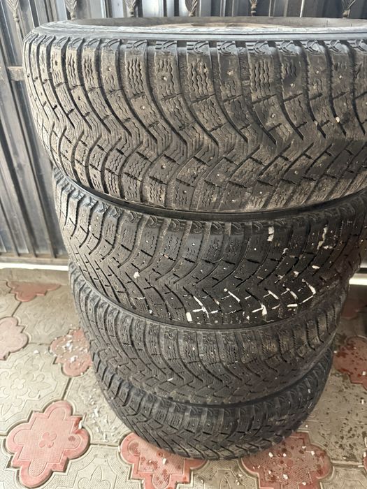 Продам комплект зимней резины с дисками