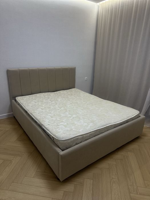 Кровать б/у с матрасом