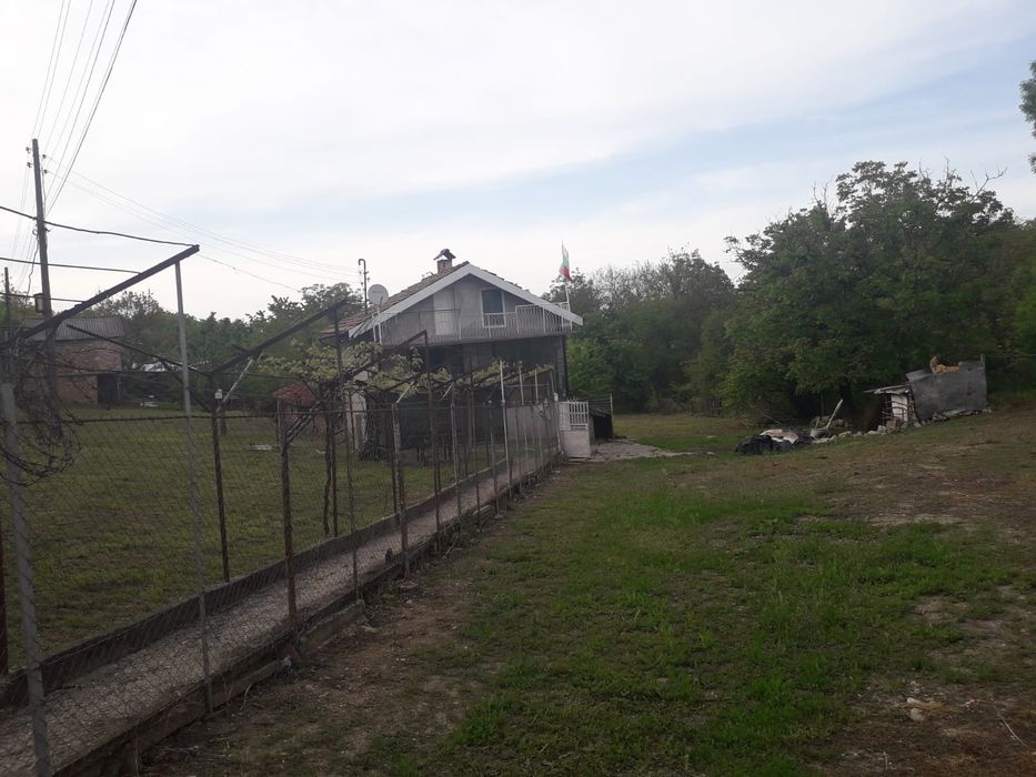 Продавам къща в гр. Русе, местност Сухия Кладенец