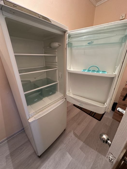 Холодильник морозильник.