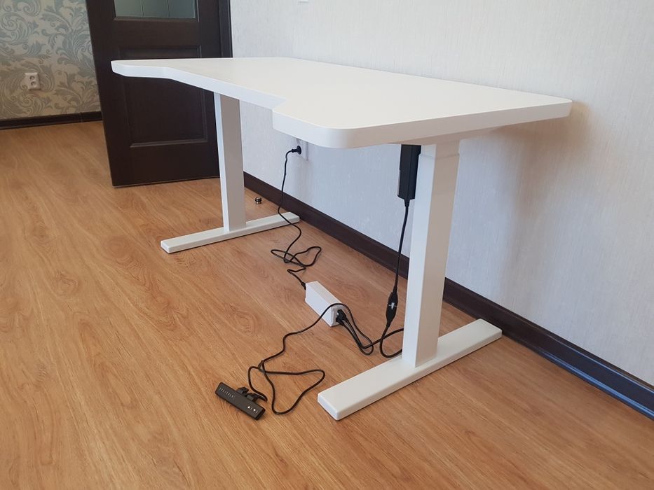 Регулируемый стол