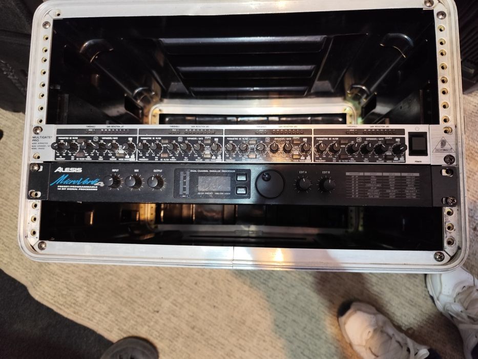 Behringer Multigate Pro XR 4400 sí Alexis MicroVerb 4