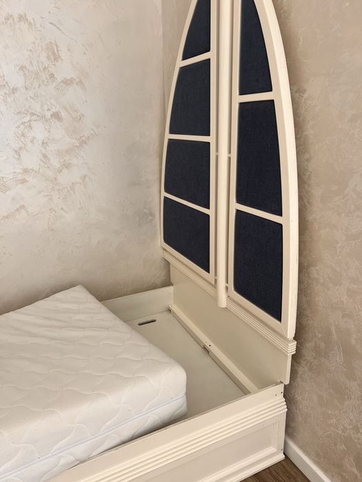 Продам кровать с ортопедическим матрасом