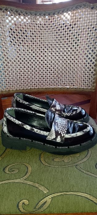 Лоферы черно - белые.