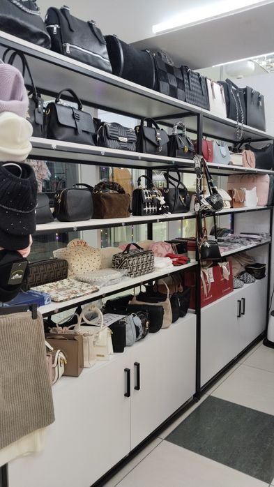 Продам 2 стеллажа с сумками