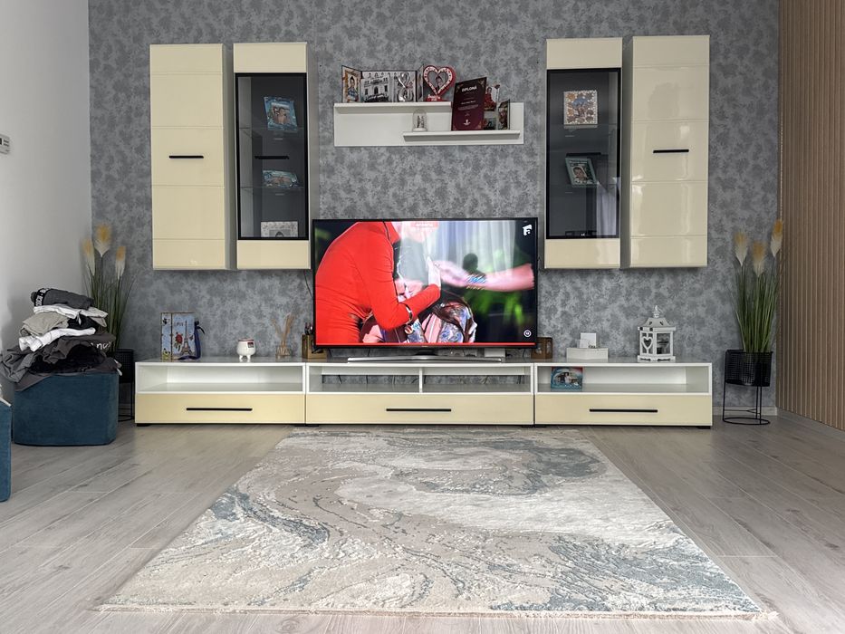 Vand mobila sufragerie / living fara televizorul afisat