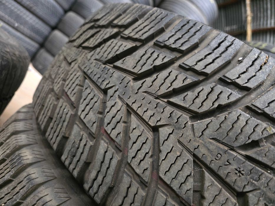 2бр Зимни гуми 215 65 15 С - Nokian