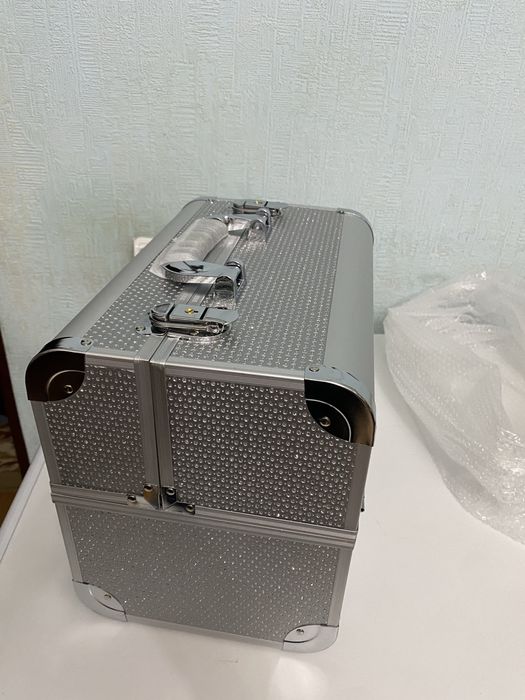 Серебристый кейс для косметики