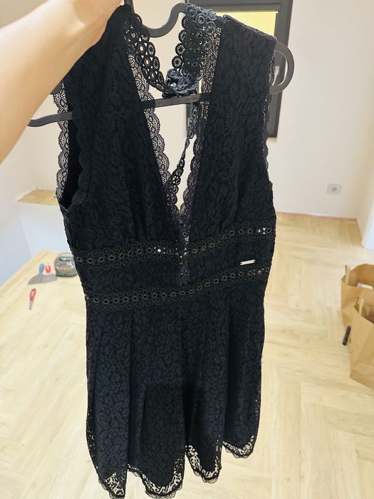 Рокля Guess черна дантелена