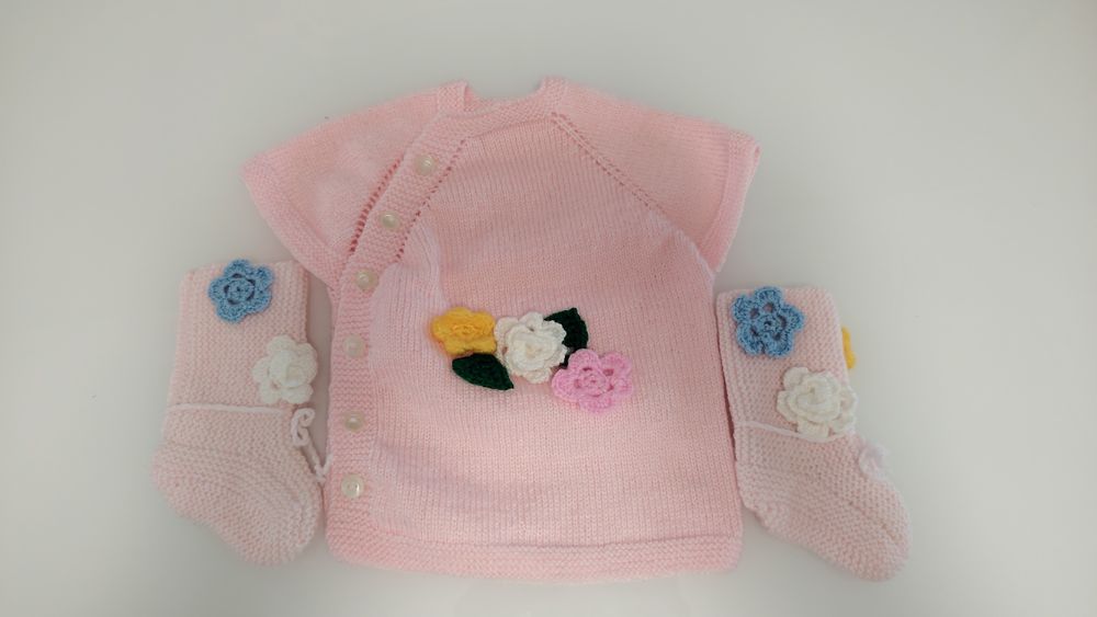 Нов пуловер и терлички 6+ месеца