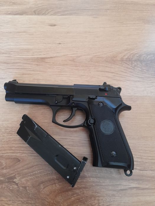 Pistol AIRSOFT REPLICA Beretta M9 greengas  !!