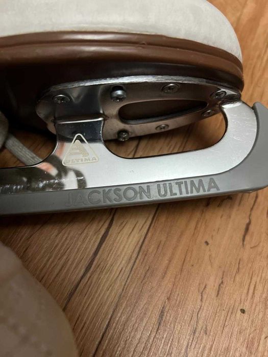 Продаются Коньки фигурные