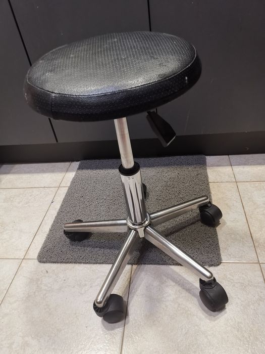 Кожена табуретка с колела