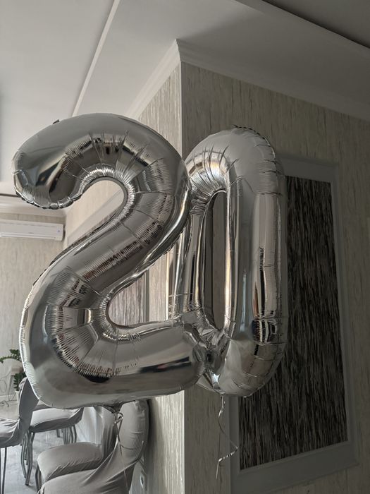 Цифры «20» с гелием