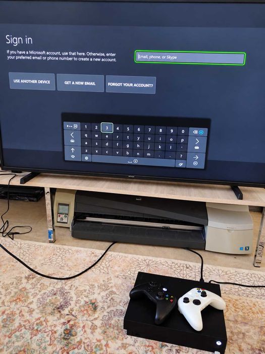 Xbox One X 1 TB, 4K HDR + 2 controllere