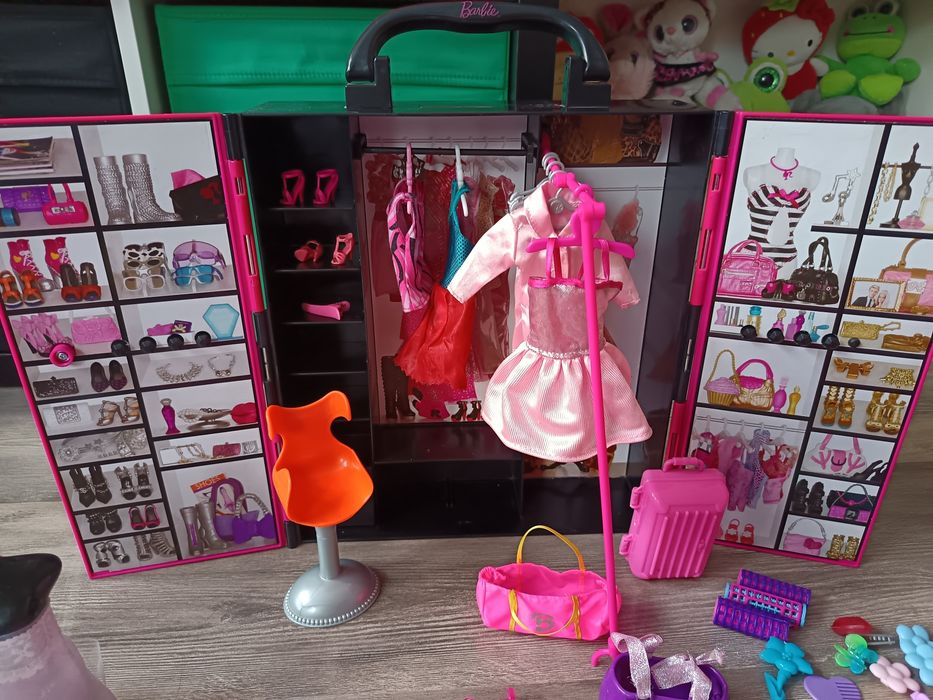 Barbie Куфар гардероб и кукли