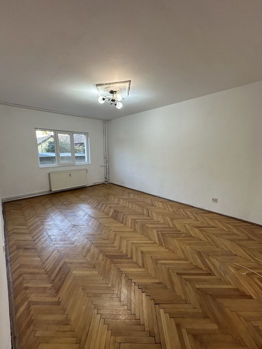 Închiriez apartament cu 2 camere