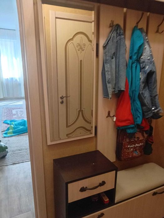 Шкаф и тумбочка с зеркалом