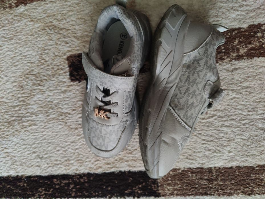 Продам кроссовки