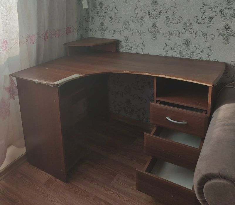 Продам угловой стол