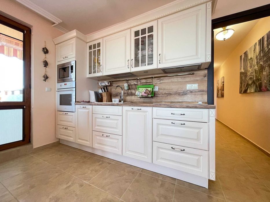 Четиристаен апартамент над яхтено пристанище, Гледка море, Втора линия