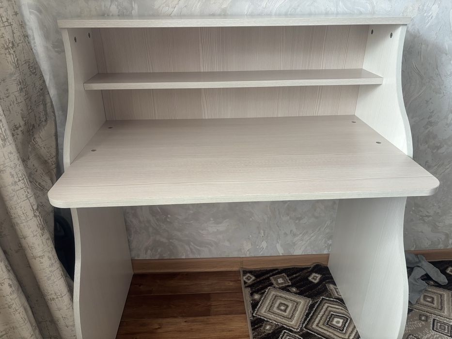 Продается стол письменный