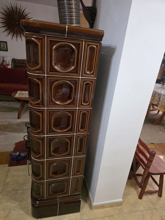 Кахлена камина на дърва