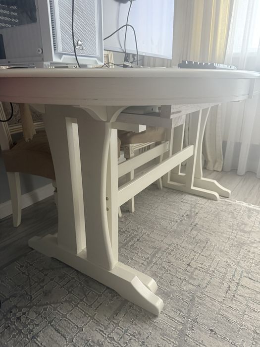 Стол и 12 стульев в отличном состоянии