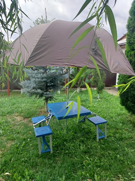 Vînd  masă cu scaune