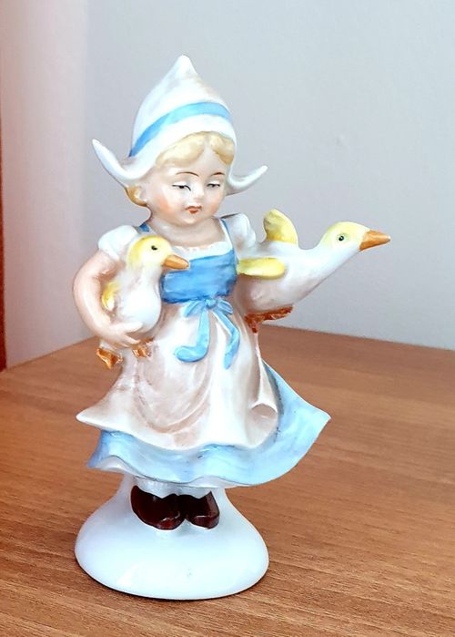 Изящна Старинна  Холандска Порцелан статуетка