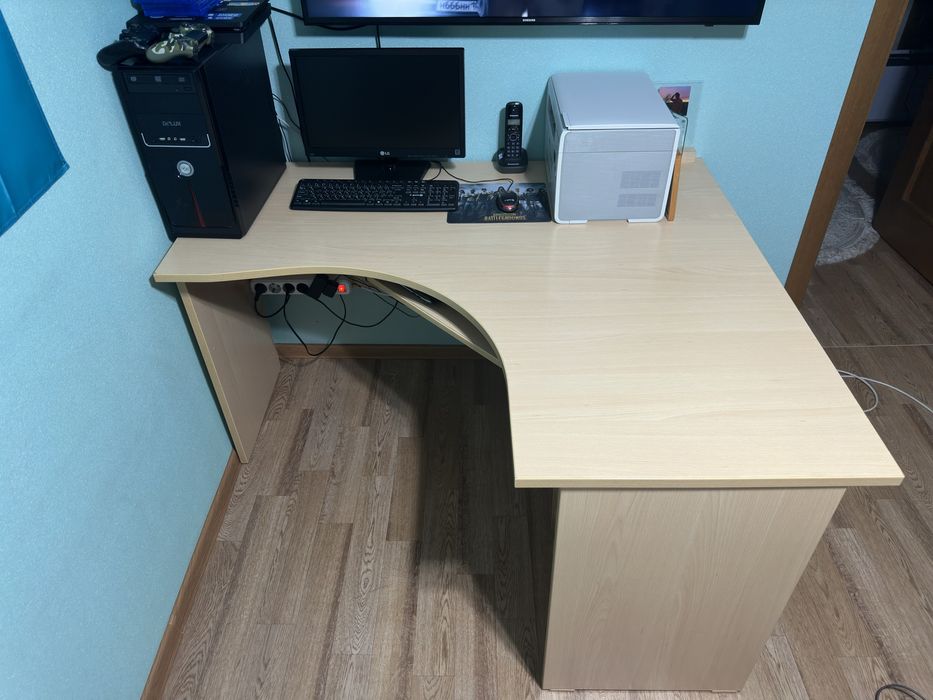 рабочий-компютерный стол