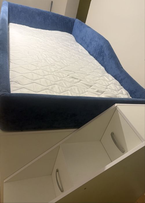 Pat tapitat pentru copii cu spatiu de depozitare