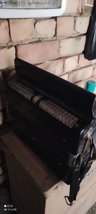 Аккардион сотилади (Продается)