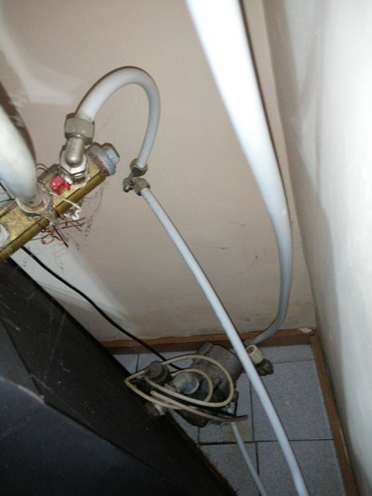 Камина с водна риза, водна помпа и регулируем термостат.