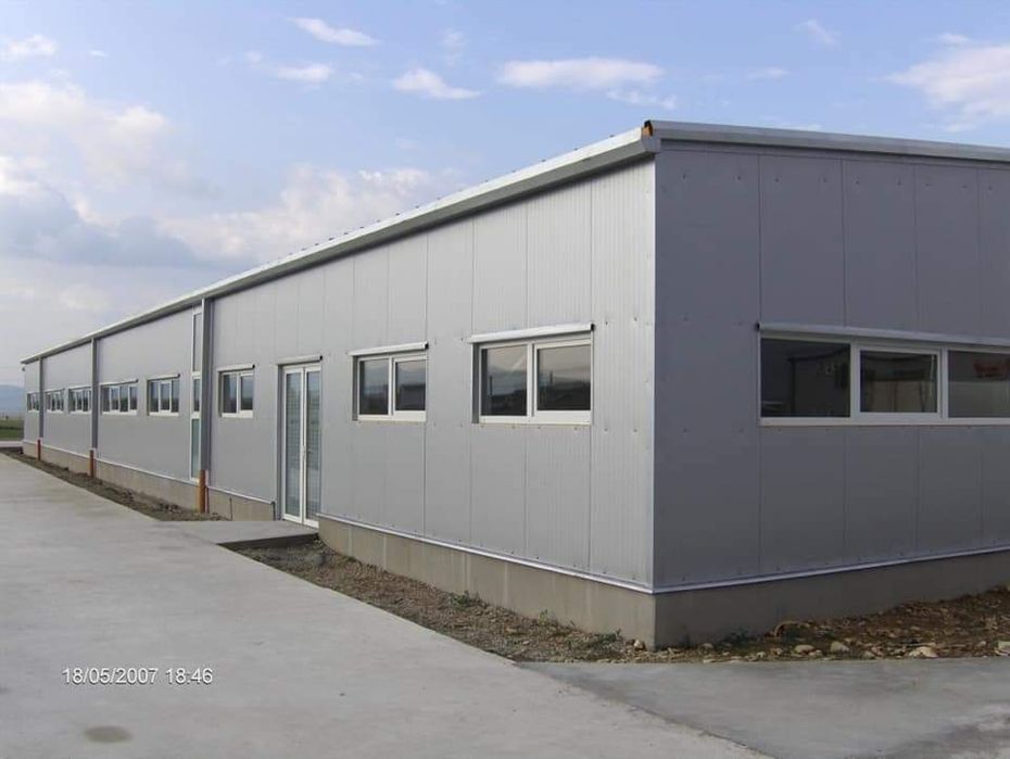 Vând hala metalica închisa cu panouri Sandwich de 40mm 12x30x4 metri.