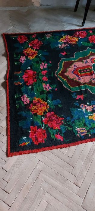 Macate tesute din lana moale.