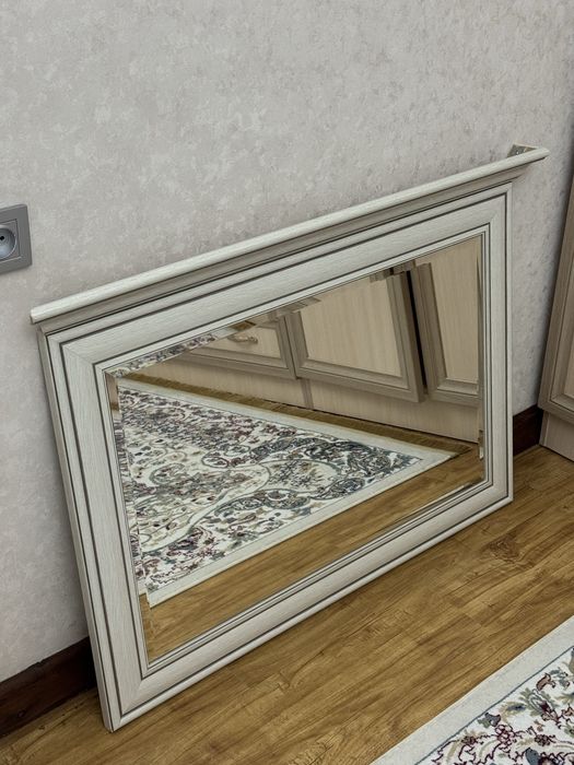 Зеркало с деревянно огранкой