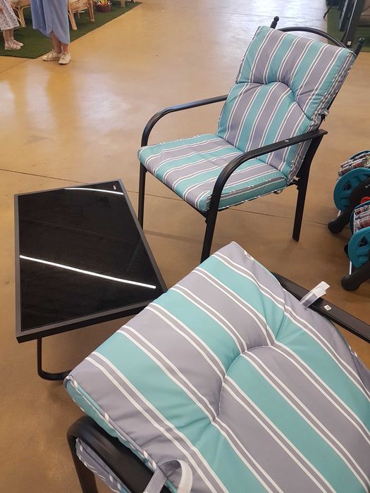 Продавам два градински стола с масичка!Нови!