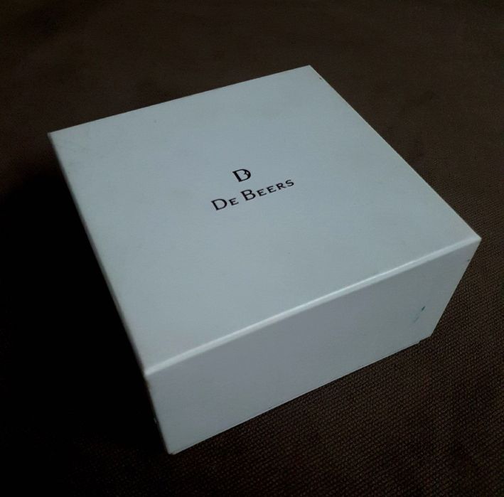 Оригинальная коробка De Beers для кольца.