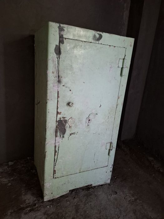 Сейф советски не сгораемых. Все работает.