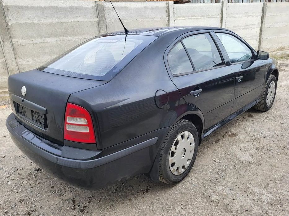 Dezmembram Skoda Octavia 1 usa dreapta fata/ usa stanga-dreapta spate