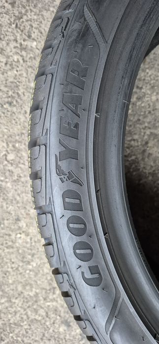 2 anvelope iarna ca noi Goodyear  215/45/18,dot 2020.Pret/bucata.