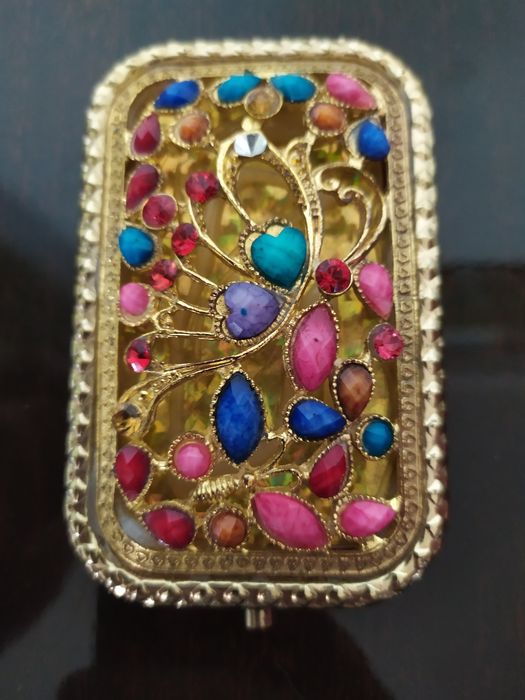 Зеркальце с двумя зеркалами.