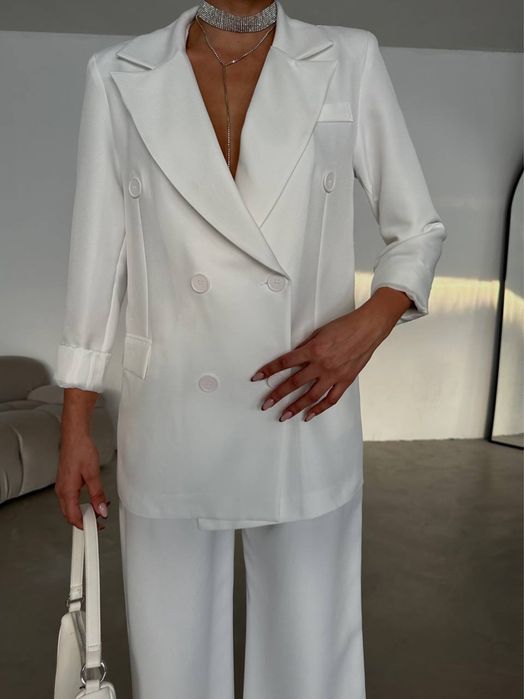 Дамски костюм в бяло Л/ХЛ овърсайз