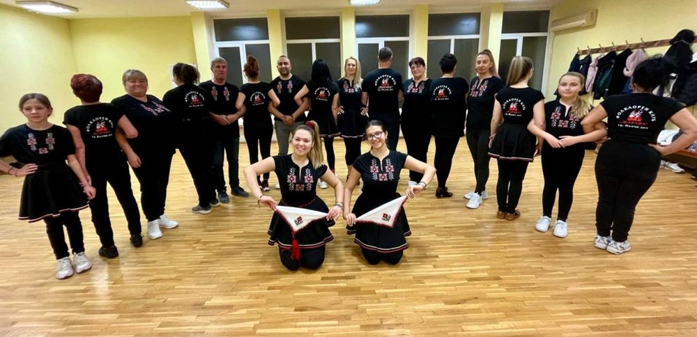 Тениски с шевици за народни танци