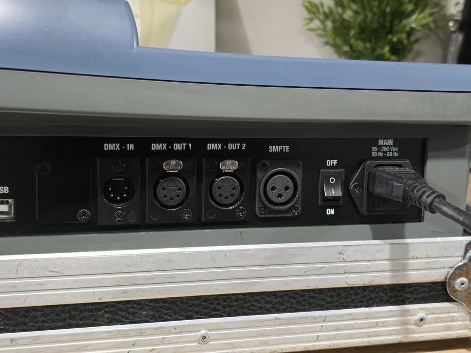 Consolă/mixer/controller lumini PILOT 3000,case transport,1024 DMX