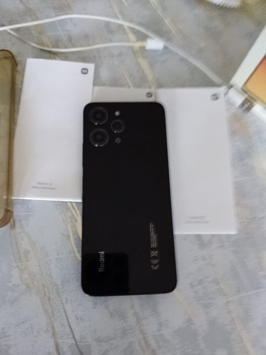 Продам редми 12 в хорошем состоянии с коробкой